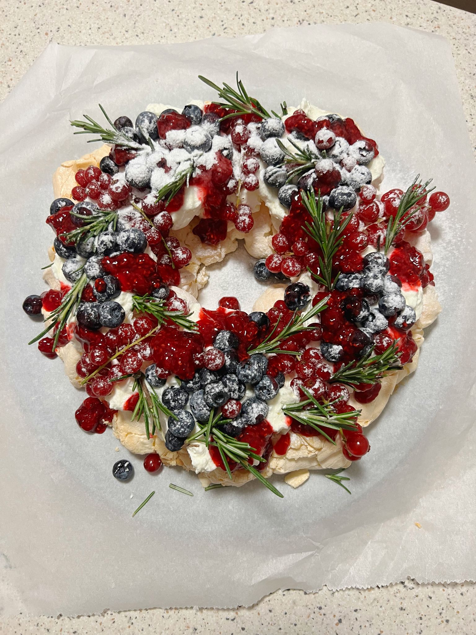 Delicate Pavlova desert bezea cu fructe de pădure